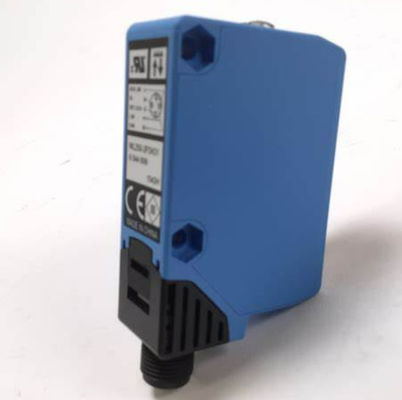 Kompaktowy czujnik fotoelektryczny SICK W250-2P2431 z widocznym czerwonym światłem i numerem części 6044699