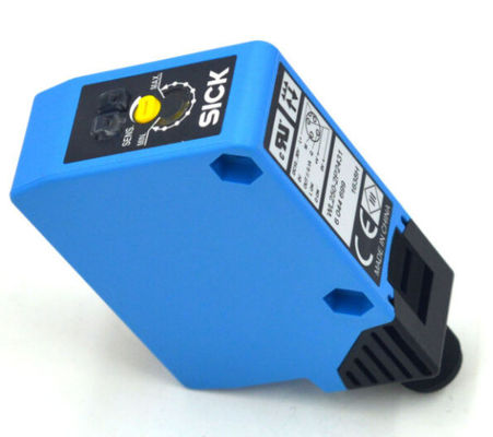 Kompaktowy czujnik fotoelektryczny SICK W250-2P2431 z widocznym czerwonym światłem i numerem części 6044699