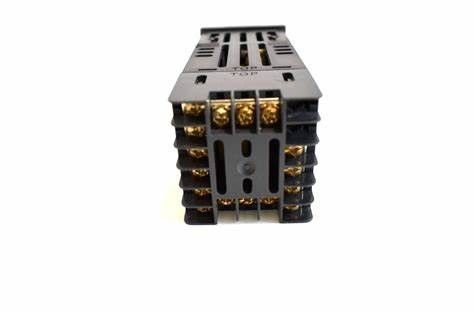 Honeywell DC120L-1-0-0-0-1-0-0-0 Kontroler granicy temperatury, uniwersalny wpis, 1/16-DIN, wyjście przekaźnika