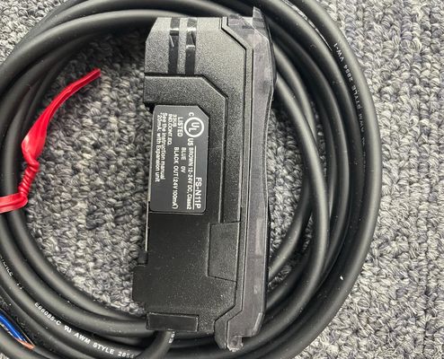 Cyfrowy czujnik światłowodowy KEYENCE FS-N11P z wyjściem PNP i kablem jednostki głównej