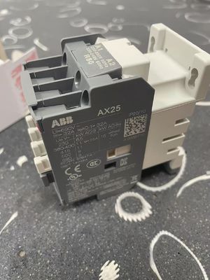 Stycznik ABB AX25-30-10-80 AC, jednobiegunowy, z sygnałem jednostronnym i klasą ochrony IP67 dla długotrwałej wydajności