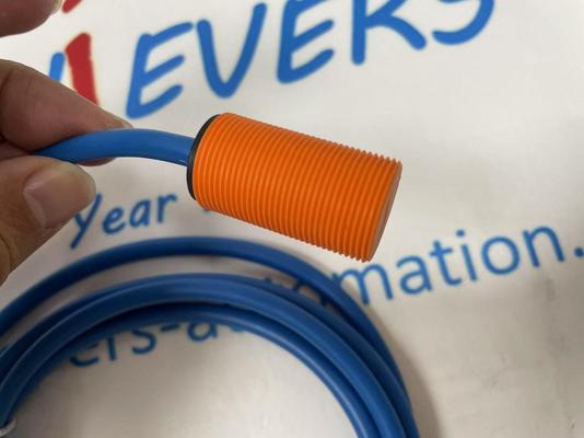 IFM Czujnik indukcyjny NAMUR NG5003, montaż równy M18x1