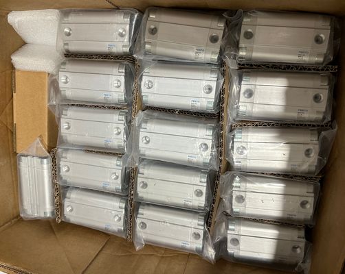 Kompaktowy siłownik Festo ADVU-32-30-P-A