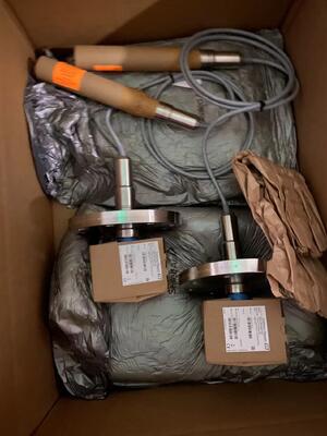 Endress Hauser FTM52-AAH2B4A32AA Wysokoprzyzwoity nadajnik poziomu magnetostryktywnego do sterowania procesami przemysłowymi