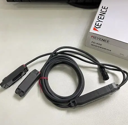 Czujnik przepływu cieczy Keyence FD-XS8 z zaciskiem