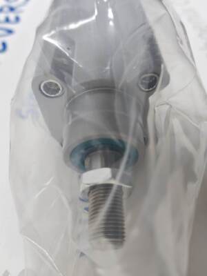 Siłownik pneumatyczny Festo DSBC-40-160-PPVA-N3 z szybkozłączem, strona produktu z siłownikiem profilowym ISO