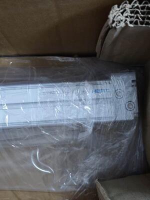 Cylinder pneumatyczny z prowadzeniem FESTO DGC-K-25-600-PPV-A
